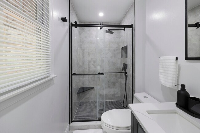 Building Photo - 6006 Queens Chapel Rd