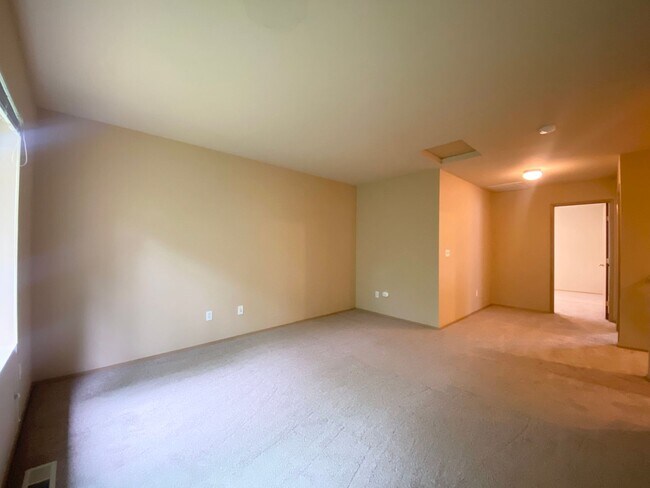Building Photo - Practical 3 bedroom, 2190 Sqft Kent Home