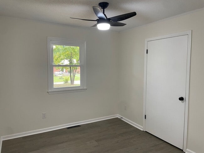 Building Photo - NEWLY RENOVATED 3 BED, 2 BATH BRICK HOME L...