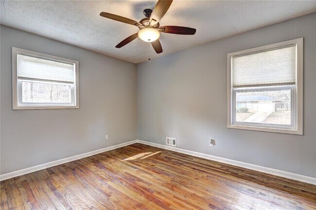 Building Photo - 667 Tara Cir SE