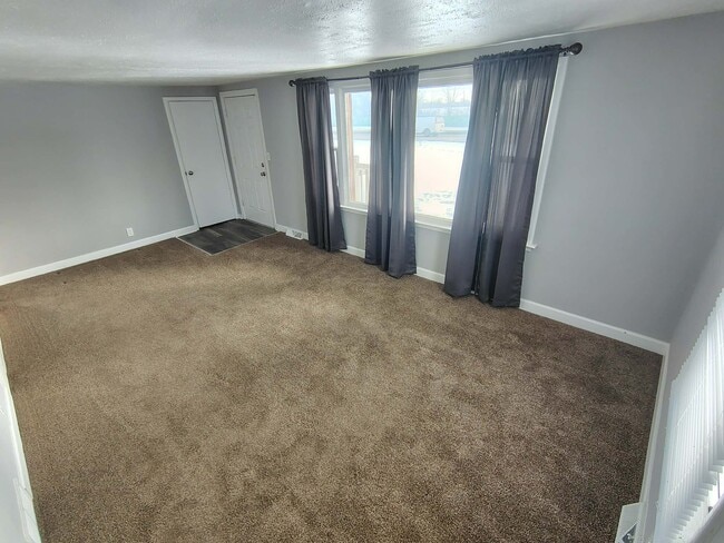 Building Photo - 4190 S Linden Rd