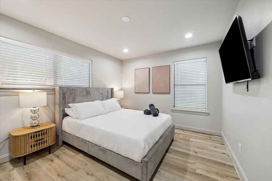 Building Photo - 5615 Cerritos Dr