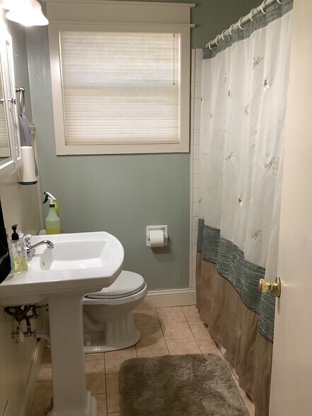 Building Photo - 1006 25th St W