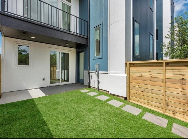 Building Photo - 5910 Val Verde St