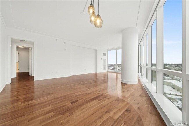 Building Photo - 5 Renaissance Square