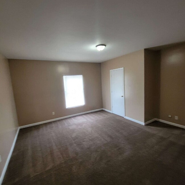 Building Photo - Near Eastside 3BR House!