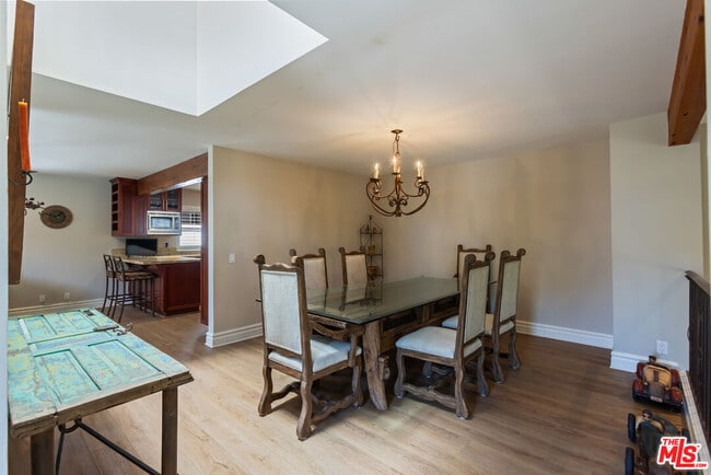 Building Photo - 1541 Palisades Dr