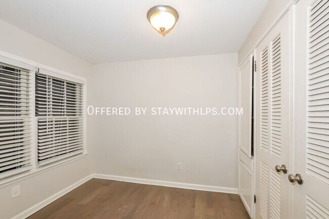 Building Photo - 820 Loeb St