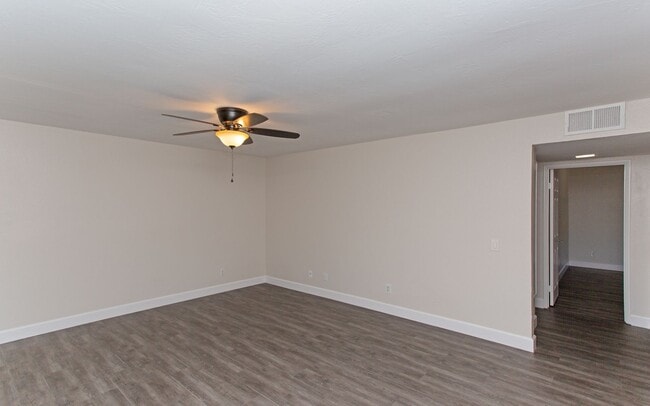 Building Photo - Downstairs End Unit 2 Bedroom Condo in Oceanside!