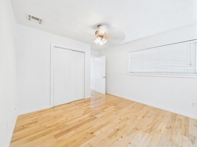 Building Photo - 304 E 33rd St
