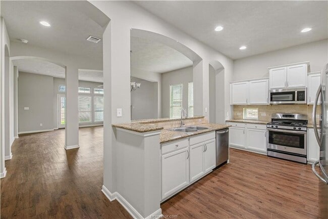 Building Photo - Available NOW! 3/2 in highly desirable Creek Meadows!!