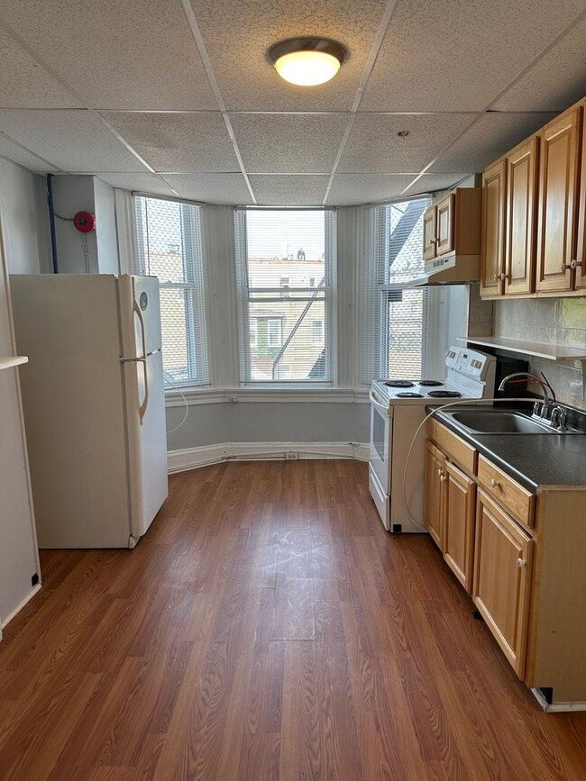 Building Photo - 2404 N Charles St