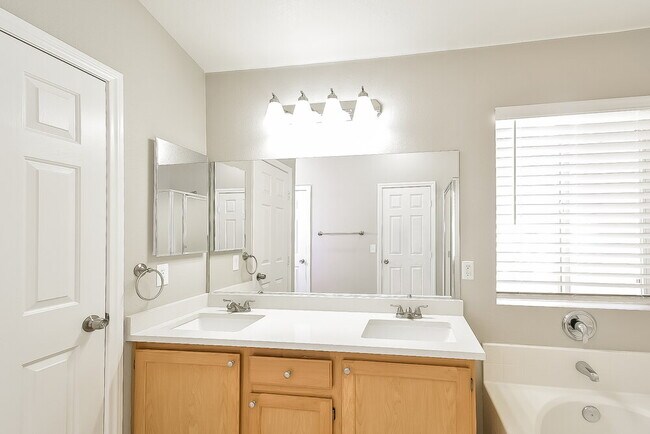 Building Photo - 6901 Rosinwood St