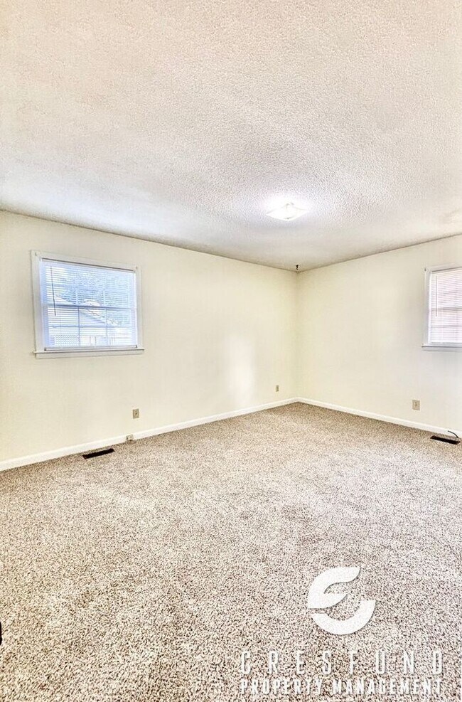 Building Photo - 3 BEDROOM AVAILABLE NOW - Minutes From For...