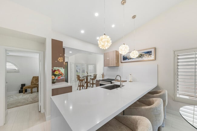 Building Photo - 269 Vista Royale Cir W