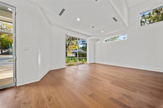 Building Photo - 2904 Westhill Dr