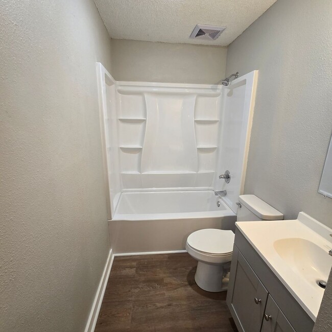 Building Photo - Newly Remodeled 2/1 in Cave City!