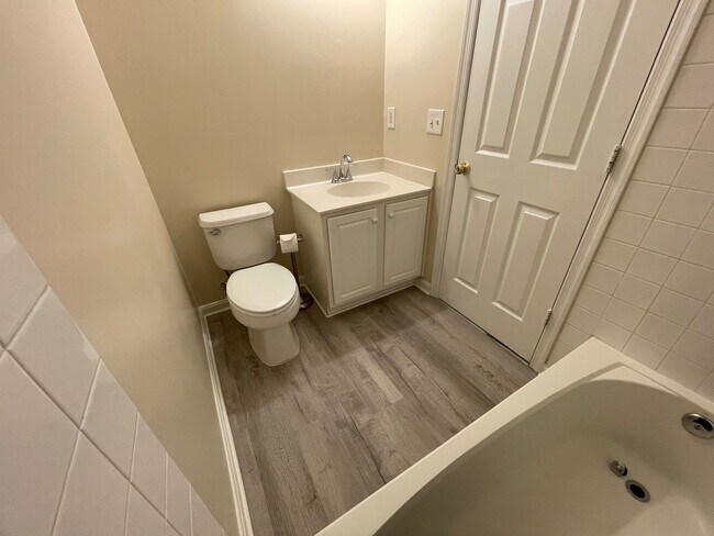 Building Photo - Elegant And Spacious 3 Bed 3.5 Bath Townhome In Vibrant Loudon Parkway Center