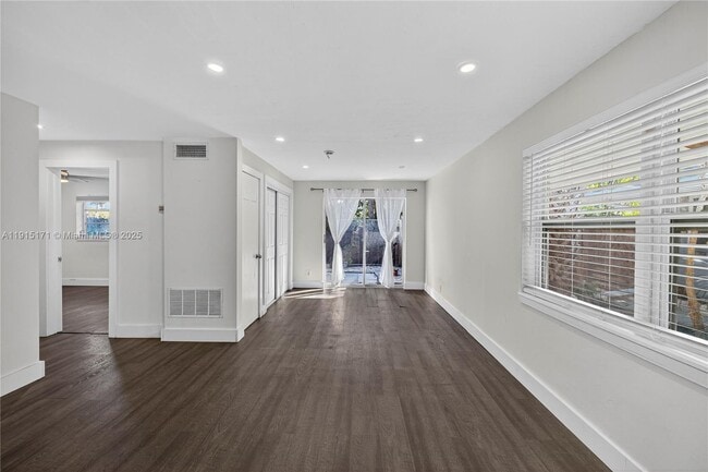 Building Photo - 924 NE 17th Terrace