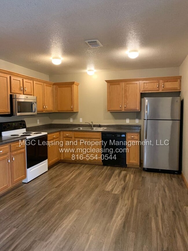 Building Photo - 914-916 SW Sandy Ln