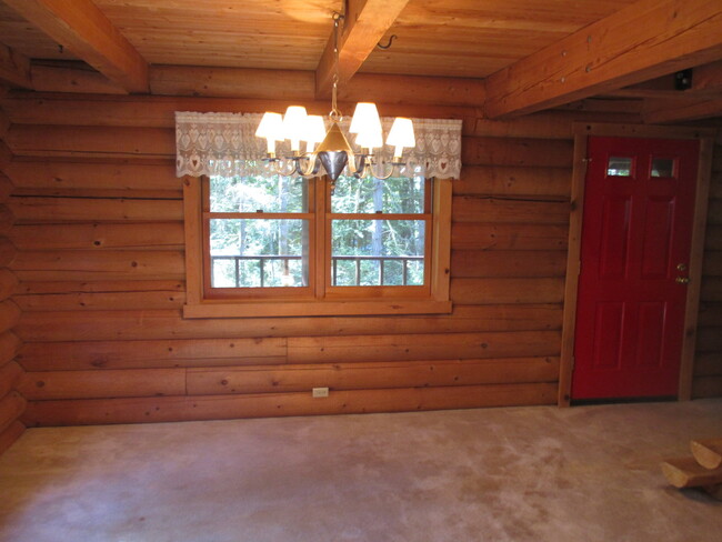 Building Photo - Beautiful 3 bedroom Log Home on large lot ...