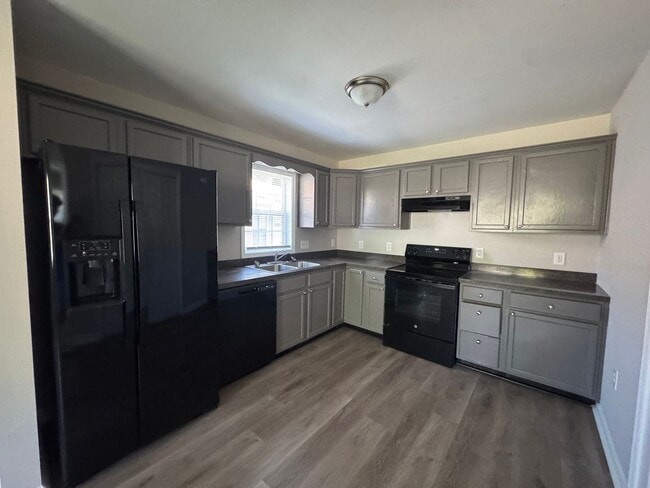 Building Photo - Wonderful open floor plan. New carpet.