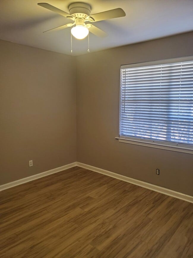 Building Photo - **Available Now** Updated 3 Bedroom Home i...