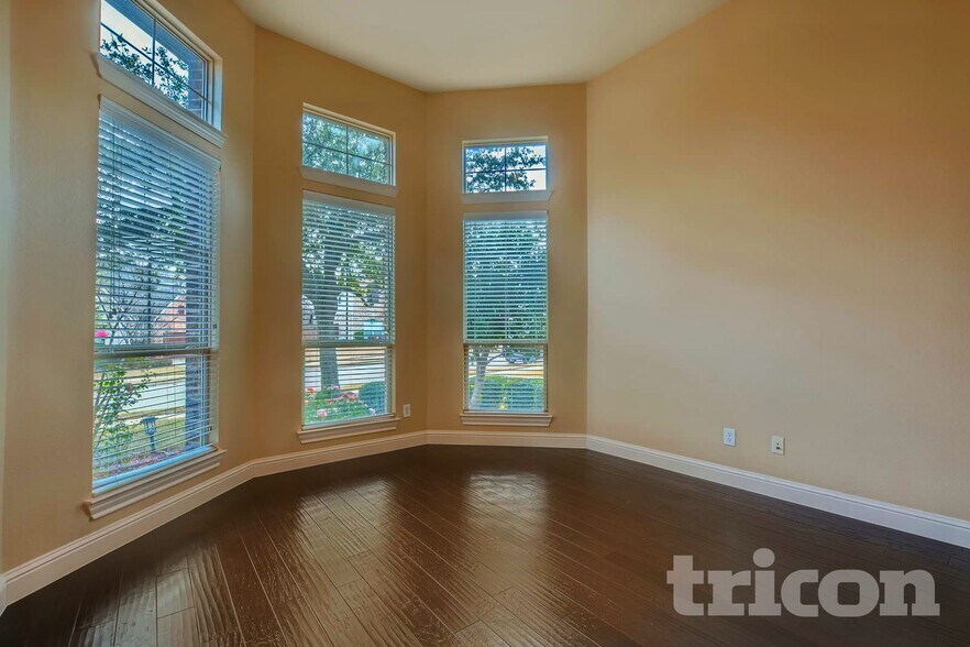 Building Photo - 727 Fairfax Lane