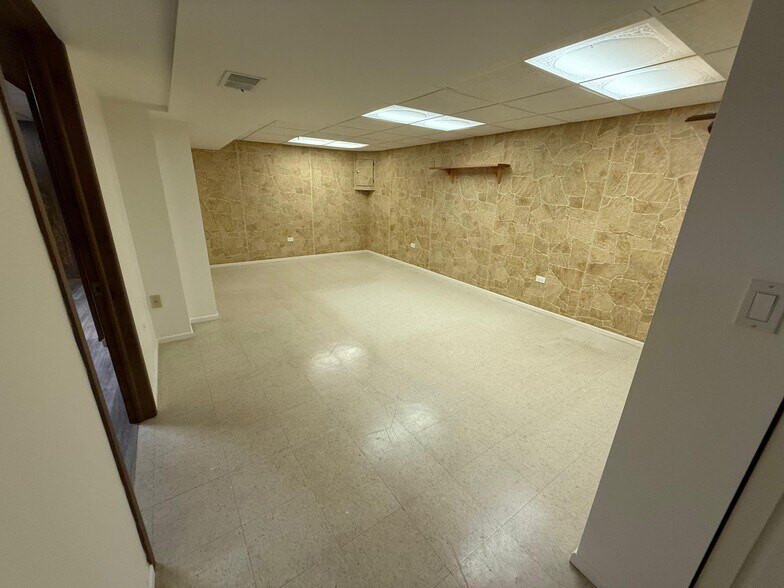 Building Photo - 12 N Waterford Dr