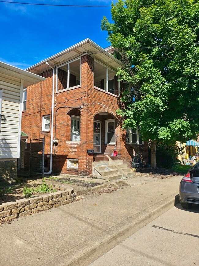 Building Photo - 627 5th Ave