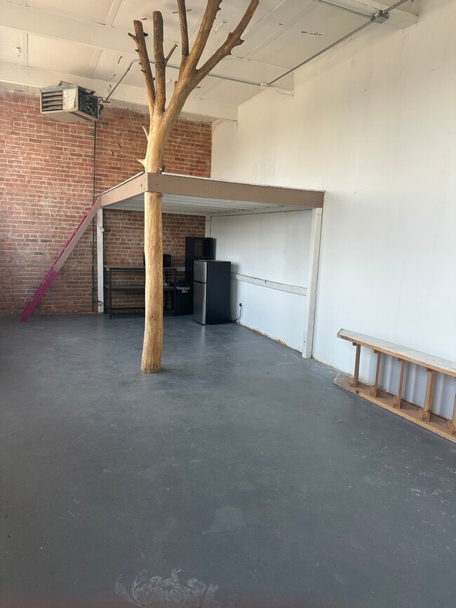 Building Photo - 10k sqft LiveWork Space w Green/White Screen