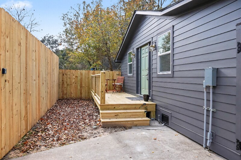 Building Photo - 625 Semaht St