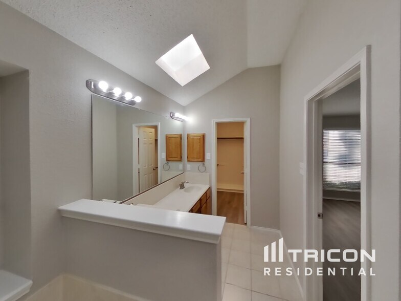 Building Photo - 1624 Bent Brook Dr