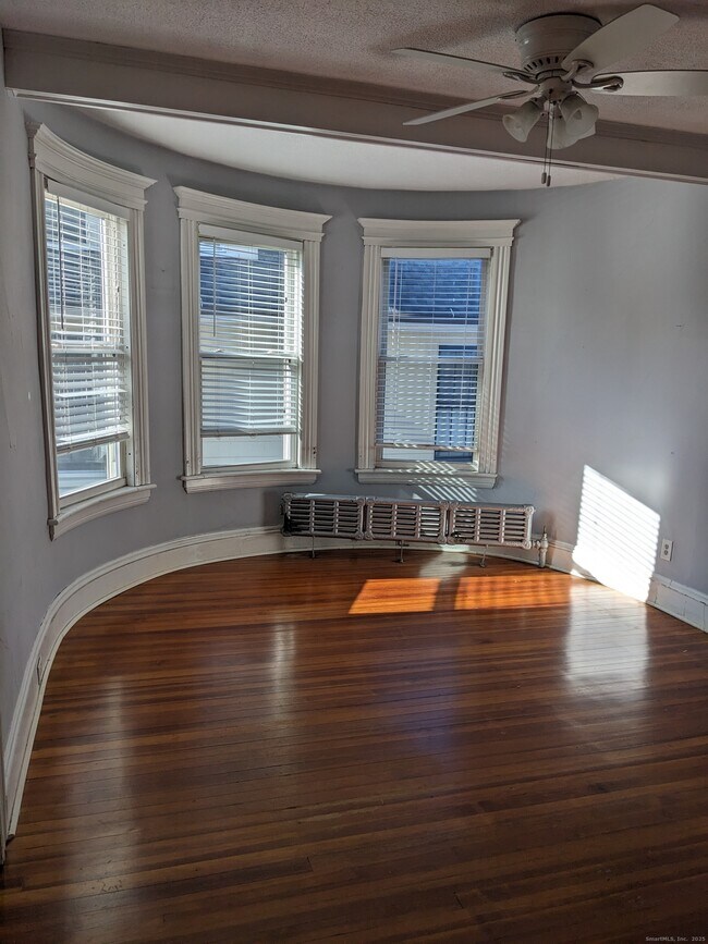 Building Photo - 2870 Fairfield Ave