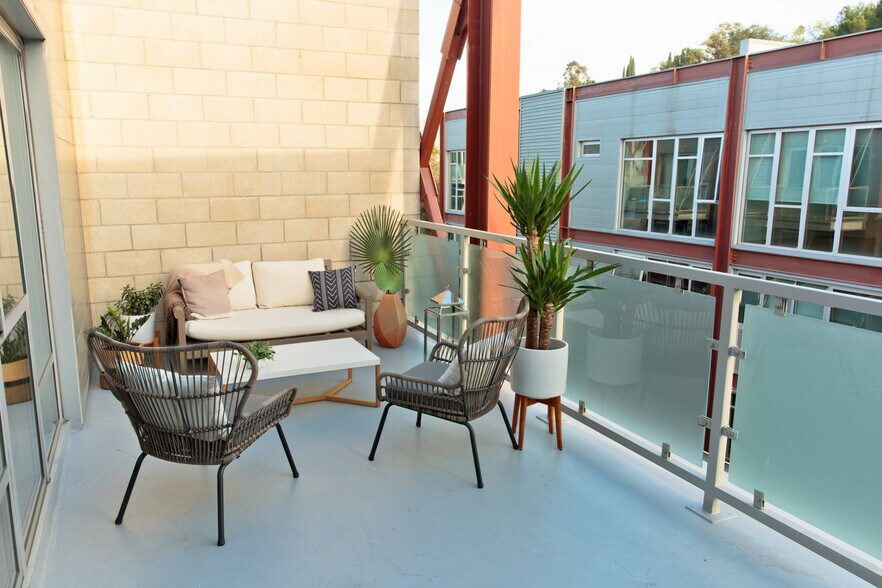 Building Photo - 3450 Cahuenga Blvd W