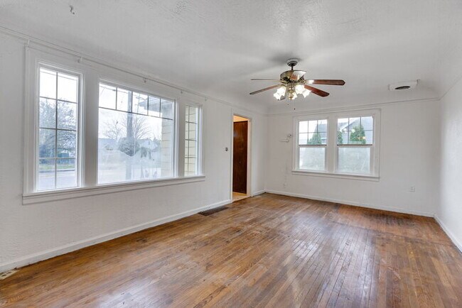 Building Photo - 1137 SE Uglow Ave