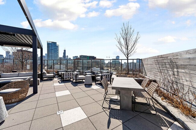 Building Photo - 1122 W Chicago Ave