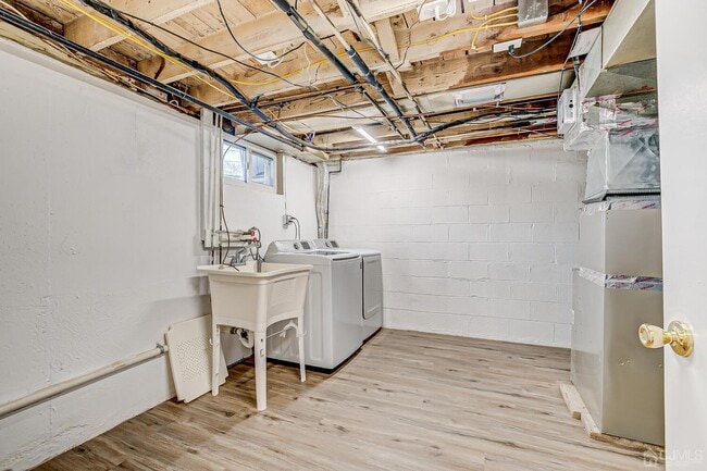 Building Photo - 206 Newman St