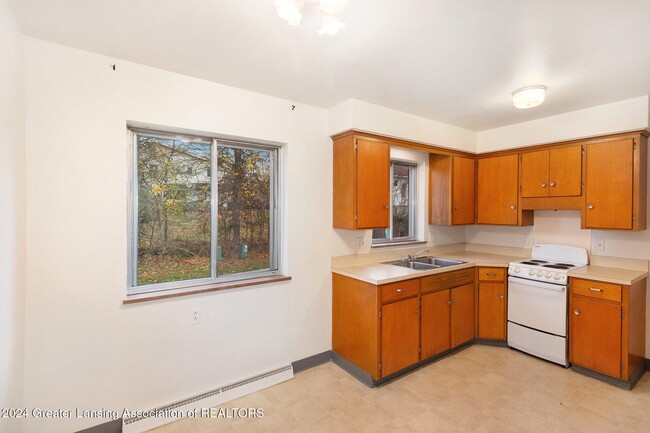 Kitchen/dining - 2411 Forest Rd