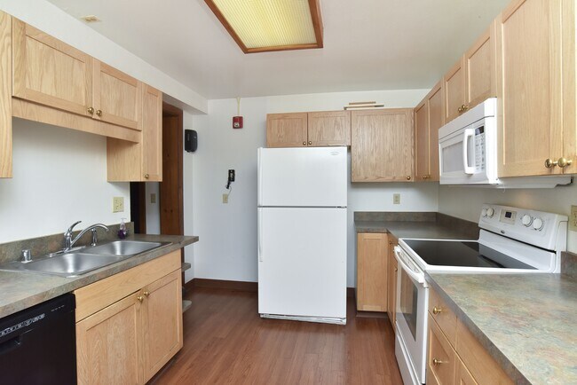 Building Photo - 5741 W Cedar Ave