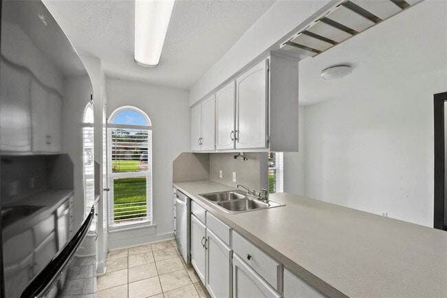 Building Photo - 826 Seacliff Dr
