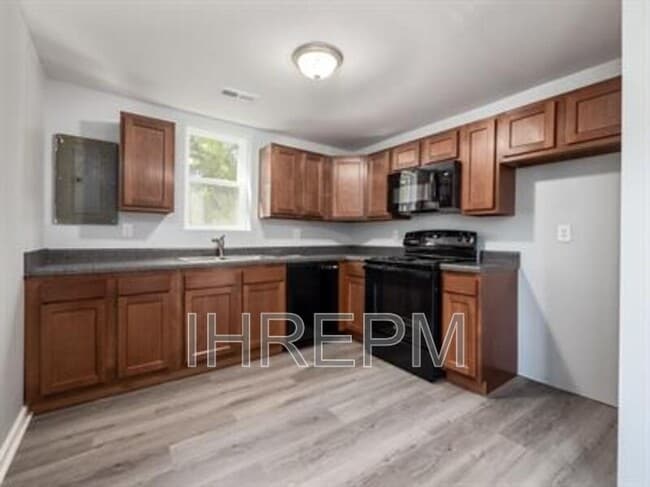 Building Photo - 235 Southard Dr
