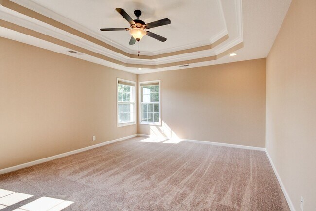 Building Photo - Four Bedroom with Bonus!