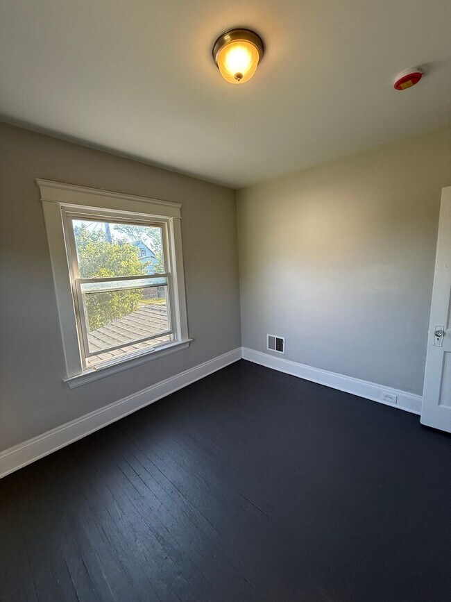 Building Photo - SECTION 8 & EDEN Accepted! - Fully Renovat...