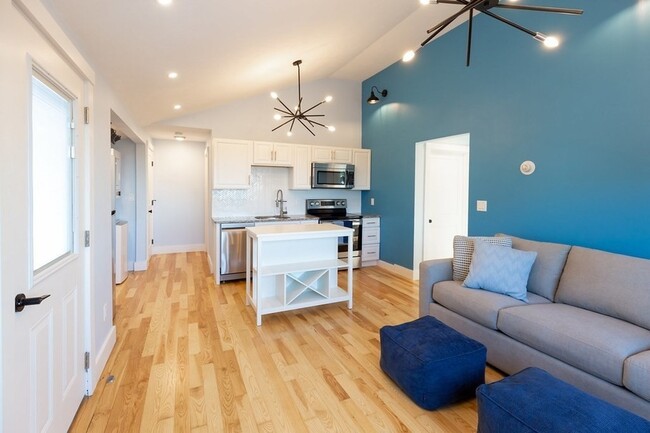 Building Photo - 18 Beach St