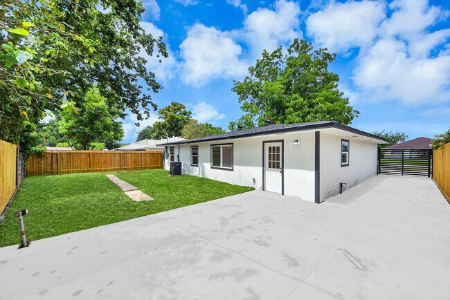 Building Photo - 1503 Locklaine Dr