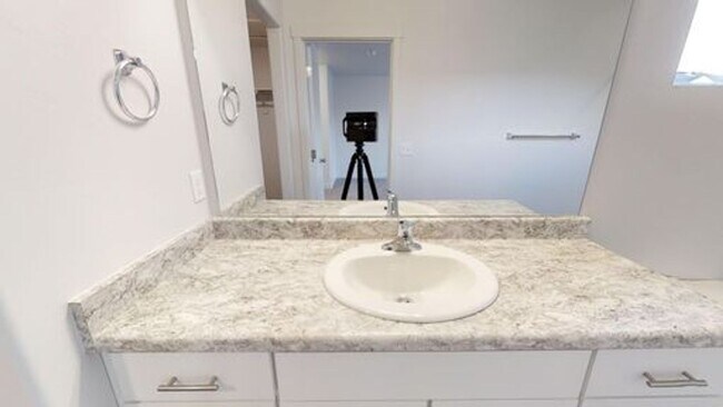 Building Photo - LUXURY TOWNHOME IN OREM!!!