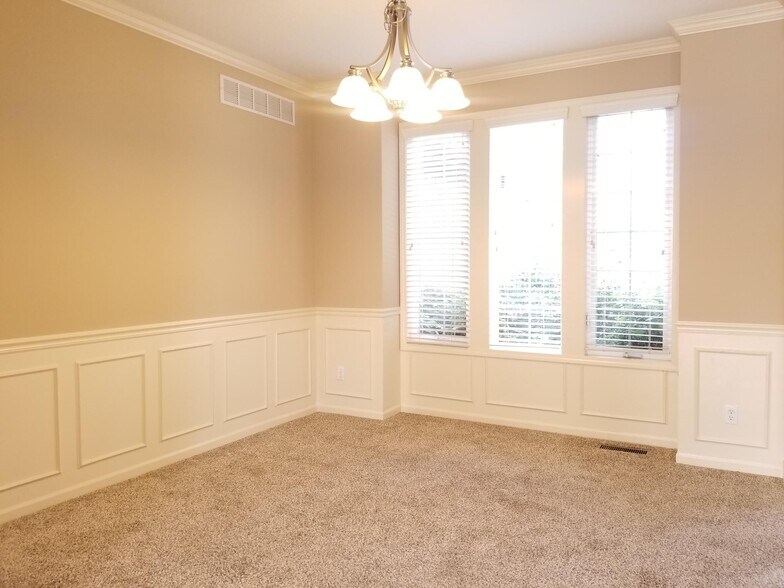 Building Photo - 5701 NE Hidden Meadow Dr