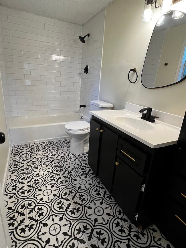 Building Photo - 215 S Skinner Ave