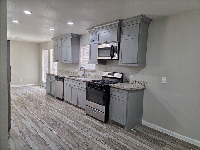 Building Photo - 592 River Plantation Dr